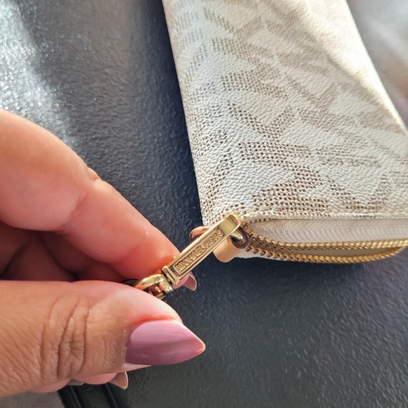 Michael Kors monogrammed wristlet - Picture 10 of 10